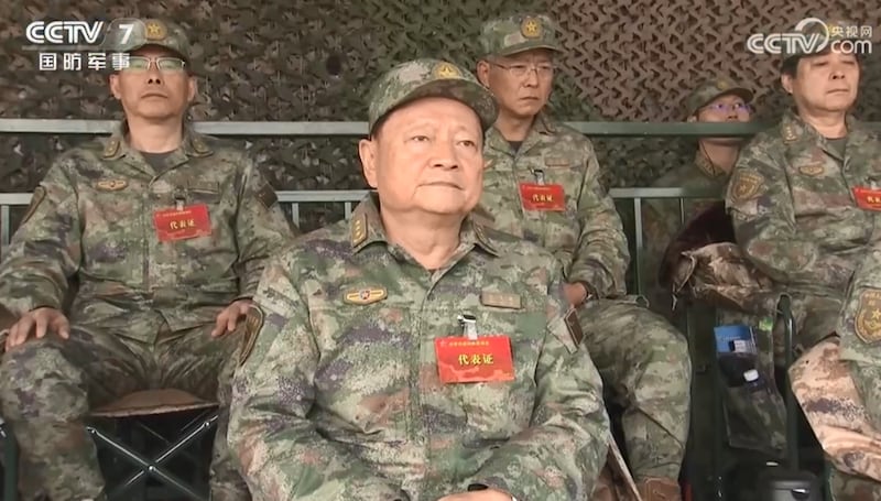 中央军委副主席张又侠(图中)出席全军合成训练现场会。(央视画面)