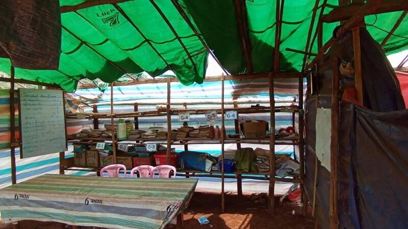 ကယားပြည်နယ်အတွင်း ဖွင့်လှစ်ထားသည့် စာသင်ကျောင်းတစ်ကျောင်းအား ၂၀၂၄ ခုနှစ်၊ ဇွန်လ ၄ ရက်နေ့က တွေ့ရစဥ်။ (Photo : Facebook/Karenni Humanitarian Aid Initiative)