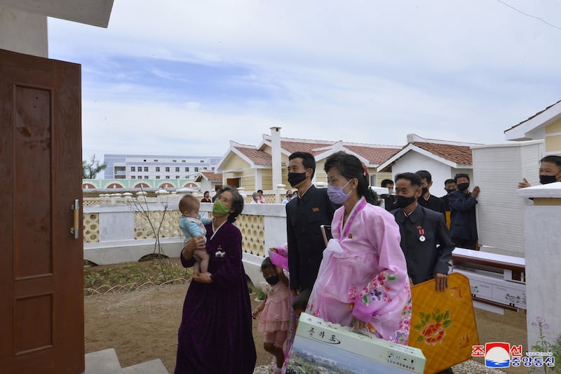 2020년 9월, 황해북도 금천군 강북리 주민들이 새 집으로 이사하는 모습.