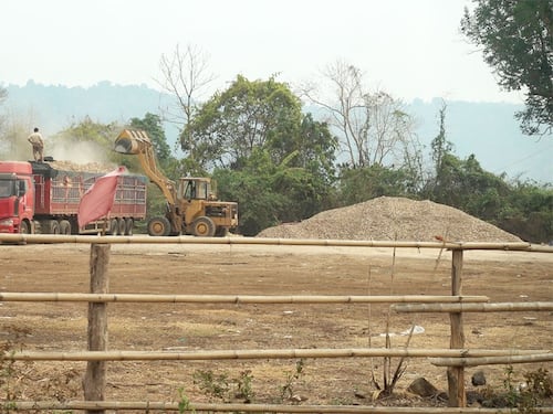 ຊາວສວນ ຕໍານິລັດຖະບານ ທີ່ບໍ່ຊ່ວຍແກ້ໄຂ ບັນຫາລາຄາມັນຕົ້ນ ຕົກຕໍ່າລົງ