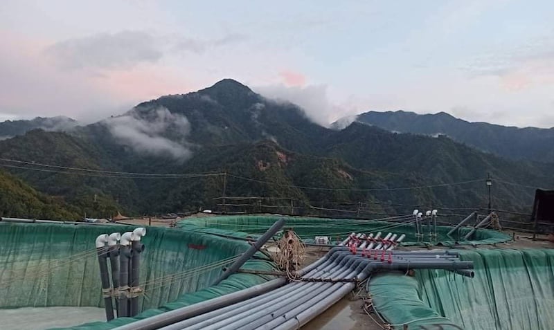 ချီဖွေမြို့နယ်ရှိ မြေရှားသတ္တုတူးဖော်နေသည့် လုပ်ငန်းခွင်တစ်ခုအား ၂၀၂၄ ခုနှစ်၊ ဇွန်လ ၁၀ ရက်နေ့က တွေ့ရစဥ်။ (Photo: RFA)